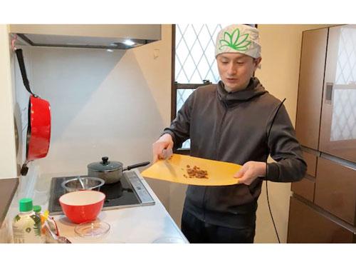 ＣＢＤオイルを使用したチョコレートを調理する関口ＧＭ